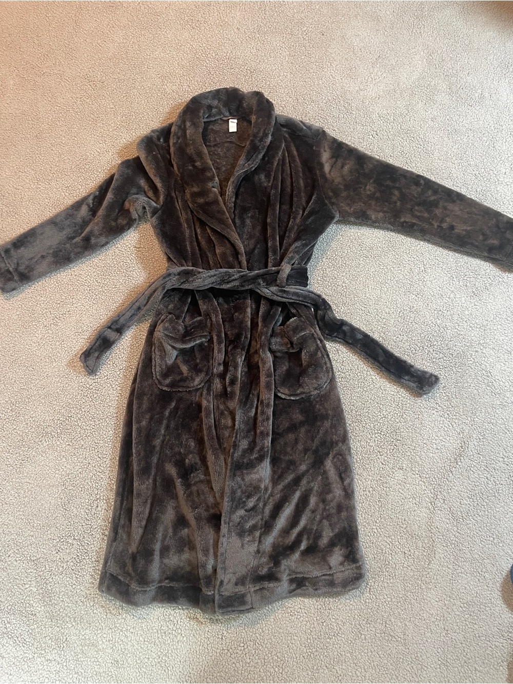 Brown faux fur robe with pockets and belt. Size: S #loungewear #cozy #winterwear